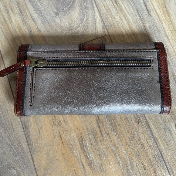 Vintage Fossil Wallet - Picture 2 of 7